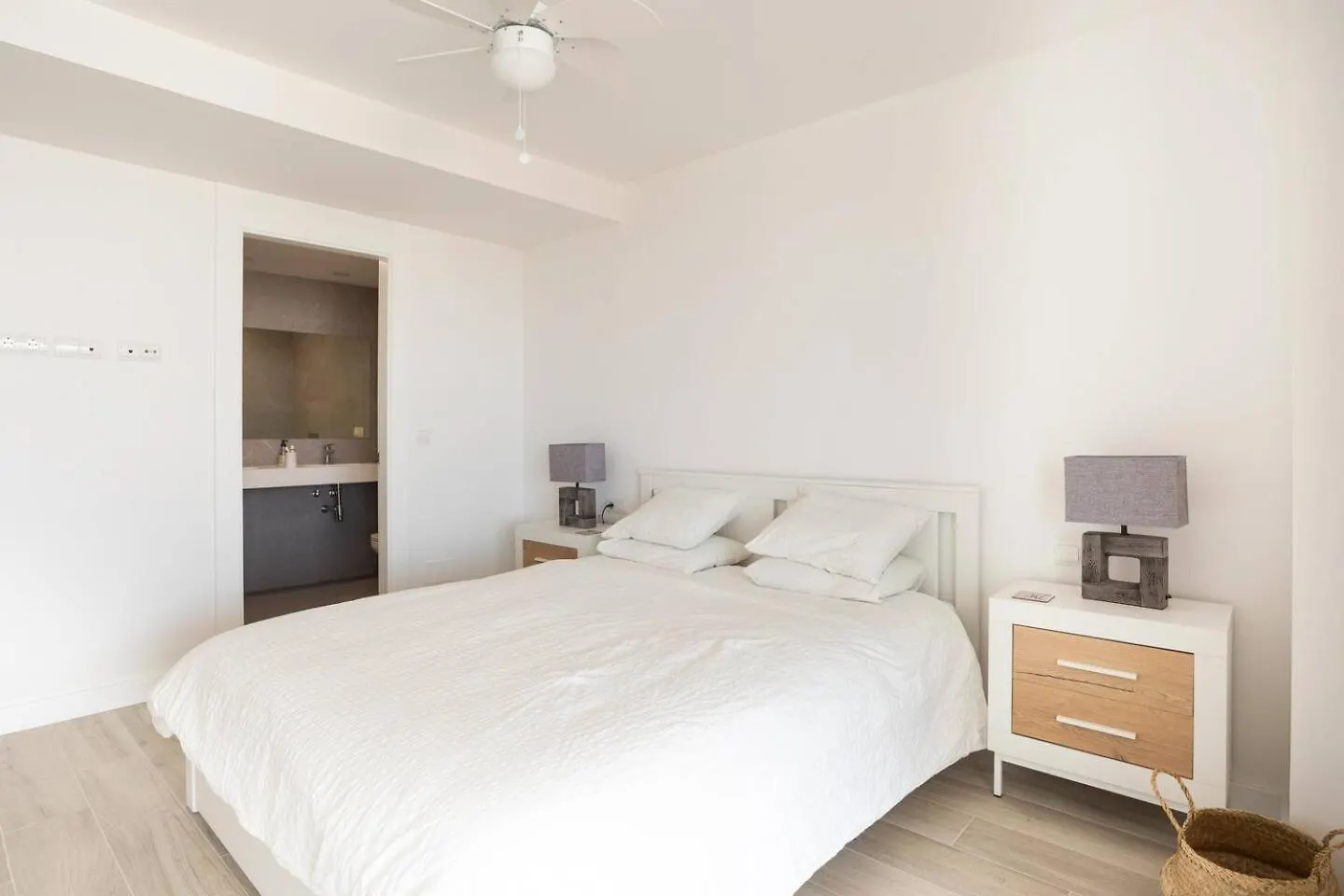 Mediterranean Apartment With Sea Views In 米哈斯