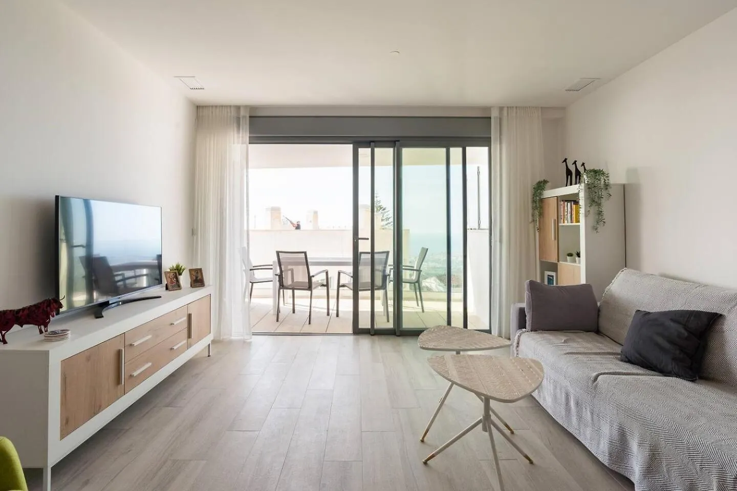 Mediterranean Apartment With Sea Views In 米哈斯